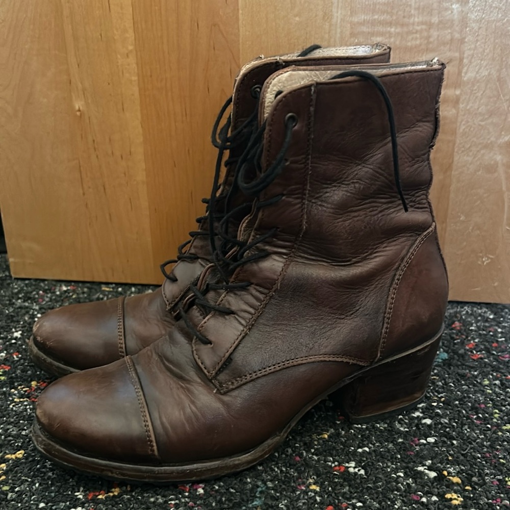 Sutro Lace up heeled boots brown leather size 7 good condition